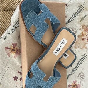 Steve Madden Blue H-Design Sandals brand new in box